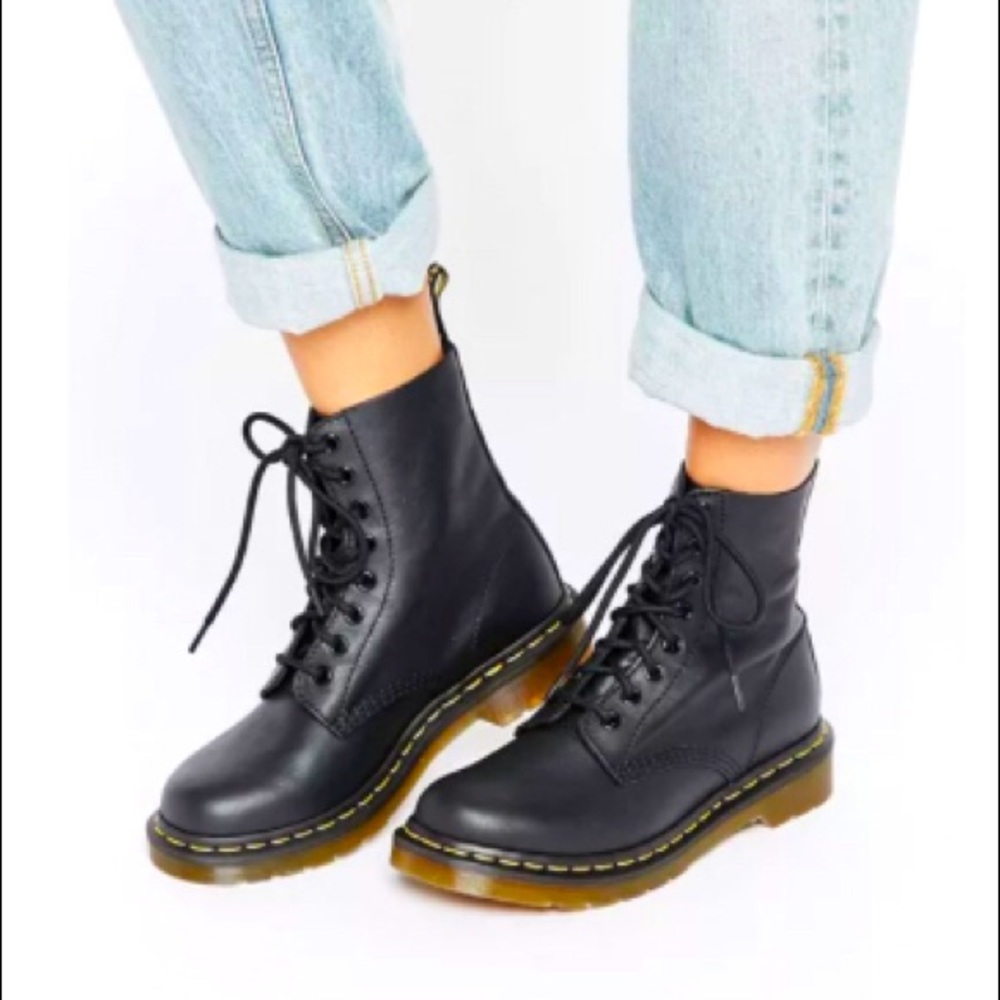 Dr. Martens 1460 Pascal 8 eye boot in black